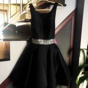 Gorgeous BNWT rhinestone dress! Size M (6-8)